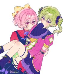  2girls black_skirt blush bow carrying commentary detached_sleeves dress green_hair hair_bow highres kusanagi_nene multiple_girls ootori_emu parted_lips pink_eyes pink_hair princess_carry project_sekai purple_dress short_hair simple_background skirt sleeves_past_fingers sleeves_past_wrists the_coconutnut thigh_strap twintails untranslatable_commentary violet_eyes white_background yellow_bow yuri 