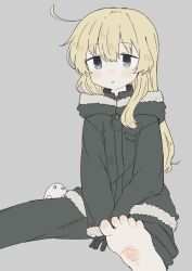  1girl barefoot black_gloves blonde_hair blue_eyes expressionless foot_out_of_frame fur-trimmed_jacket fur-trimmed_sleeves fur_trim gloves green_jacket green_pants grey_background helmet highres hood hood_down jacket long_hair long_sleeves looking_at_viewer military_uniform nuko_(shoujo_shuumatsu_ryokou) pants shoujo_shuumatsu_ryokou simple_background sitting soles solo toes yoyohachi yuuri_(shoujo_shuumatsu_ryokou) 