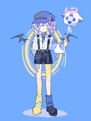  1boy arm_behind_back artist_name asymmetrical_legwear balloon black_shoes black_shorts blue_background blue_hair blue_hat blue_socks colored_inner_hair commentary drawn_wings full_body green_eyes hair_bun hat highres holding holding_balloon hoshirube_sho hoshirube_sho_(2nd_costume) long_sleeves looking_at_viewer male_focus mismatched_legwear mismatched_socks multicolored_hair nijisanji otomo_(hoshirube_sho) purple_hair shirt shoes short_hair shorts shuxingbuming_moxiaobai simple_background single_hair_bun smile socks solo standing straight-on streaked_hair suspender_shorts suspenders virtual_youtuber white_shirt yellow_socks 