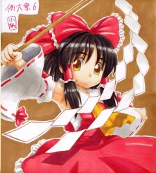  1girl black_hair brown_background chest_sarashi detached_sleeves frilled_hair_tubes frilled_skirt frills gohei hair_ribbon hair_tubes hakurei_reimu holding holding_gohei kozuka looking_at_viewer medium_hair red_ribbon red_shirt red_skirt ribbon sarashi shirt skirt sleeveless sleeveless_shirt solo touhou translation_request white_sleeves wide_sleeves yellow_eyes 