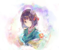  1girl blush closed_mouth commentary_request flower green_kimono hair_flower hair_ornament hieda_no_akyuu highres japanese_clothes kimono purple_hair short_hair smile solo touhou uwazumi violet_eyes yellow_kimono 