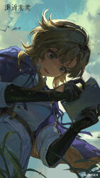  1girl absurdres belt black_gloves blue_sky brown_belt brown_hair capelet clouds copyright_name copyright_notice day from_below furrowed_brow gloves goggles goggles_on_head grass green_eyes head_down highres holding jacket logo looking_at_object lower_teeth_only merel_(reverse:1999) official_art official_wallpaper open_mouth panicking purple_capelet reverse:1999 short_hair simple_bird sky solo teeth upper_body white_jacket 