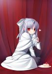  bow cake capelet food food_on_face fujishiro_touma hair_bow heart looking_back melty_blood plate pointy_ears red_eyes silver_hair sitting slit_pupils solo spoon tsukihime white_len 
