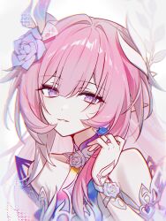  1girl commentary cyrene_(demiurge)_(honkai:_star_rail) cyrene_(honkai:_star_rail) flower hair_flower hair_ornament highres honkai:_star_rail honkai_(series) karamaru626 long_hair looking_at_viewer multicolored_hair pink_hair pointy_ears simple_background smile solo two-tone_hair upper_body very_long_hair violet_eyes white_background white_hair 
