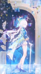  absurdres ascot asymmetrical_gloves black_ascot blue_ascot blue_gem blue_hat blue_jacket blue_pupils blue_streaks commentary_request cowlick drop-shaped_pupils eyelash_ornament furina_(genshin_impact) gem genshin_impact gloves glowing hat heterochromia highres holding holding_weapon hydro_symbol_(genshin_impact) jacket mismatched_gloves mismatched_pupils multicolored_hair ouji_fashion splendor_of_tranquil_waters_(genshin_impact) streaked_hair symbol-shaped_pupils top_hat weapon xiaoxiaoanye 