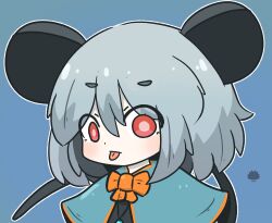  1girl animal_ears black_dress blue_background blue_capelet bow capelet closed_mouth commentary_request dress grey_hair hair_between_eyes highres looking_at_viewer mouse_ears mouse_girl mouse_tail nazrin orange_bow outline red_eyes short_eyebrows simple_background solo tail thick_eyebrows tongue tongue_out touhou uni_souchou white_outline 
