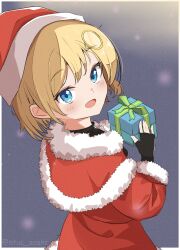  1girl absurdres alternate_costume black_gloves blonde_hair blue_eyes blush capelet dress ee-zy fingerless_gloves fur-trimmed_capelet fur_trim gloves hat highres hololive hololive_english looking_at_viewer open_mouth red_dress santa_costume santa_dress santa_hat short_hair smile solo virtual_youtuber watson_amelia 