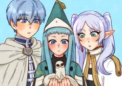  1boy 2girls blue_hair blush brushbuddy child cloak commentary creature crossover earrings elf english_commentary frieren green_eyes hat heartfeltarcher highres himmel_(sousou_no_frieren) holding holding_creature if_they_mated jewelry long_hair multiple_girls parent_and_child pointy_ears qifrey's_atelier_apprentice_uniform richeh_(tongari_boushi_no_atelier) sousou_no_frieren tongari_boushi_no_atelier white_hair wizard_hat 
