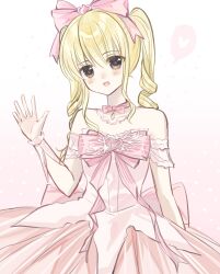  1girl absurdres back_bow bare_shoulders blonde_hair bow bow_choker bowtie brooch brown_eyes chinese_commentary choker commentary_request coral cowboy_shot dot_nose dress drill_hair eyes_visible_through_hair frilled_sleeves frilled_wrist_cuffs frills gradient_background hair_between_eyes hair_bow hair_ornament happy heart heart_brooch highres infinity_nikki jewelry large_bow light_blush long_hair looking_at_viewer necklace nikki_(series) off-shoulder_dress off_shoulder open_mouth pink_background pink_bow pink_bowtie pink_choker pink_dress pink_ribbon_waltz_(infinity_nikki) pink_theme pink_wrist_cuffs pleated_dress polka_dot polka_dot_background ranranxihuanqiaokeli shell shell_hair_ornament shirt short_sleeves sidelocks smile speech_bubble spoken_heart striped_bow striped_bowtie striped_clothes twin_drills twintails waving white_background white_shirt wrist_cuffs 