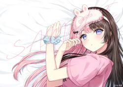 1girl blue_scrunchie blush brown_hair clothes_writing commentary_request company_name copyright_notice frills hair_ornament hair_scrunchie igayan multicolored_hair official_alternate_costume official_alternate_hairstyle official_art pink_hair pink_shirt sample_watermark scrunchie shirt sleep_mask solo split-color_hair streaked_hair tachibana_hinano tachibana_hinano_(5th_costume) violet_eyes vspo! watermark 