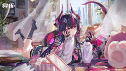  1girl absurdres ahoge black_hair black_nails black_sailor_collar black_socks book chinese_commentary closed_mouth commentary_request copyright_logo dragon_girl dragon_horns hair_between_eyes hand_on_own_face highres holding horns indoors logo long_hair long_sleeves messy_room multicolored_hair multicolored_horns neverness_to_everness official_alternate_costume official_art pink_streaks plaid_clothes plaid_skirt purple_claws purple_hair purple_horns red_eyes sailor_collar school_uniform shinku_(nte) shinku_(student_of_terrasea)_(nte) skirt socks solo streaked_hair two-tone_horns window 