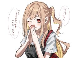  1girl bag blonde_hair blush brown_hair cho_kaguya-hime! colored_inner_hair commentary dress highres kaguya_(cho_kaguya-hime!) kaguya_(wego)_(cho_kaguya-hime!) multicolored_hair one_eye_closed one_side_up pinafore_dress red_bag red_eyes shoulder_bag simple_background sirata_maru000 sleeveless sleeveless_dress solo steepled_fingers translation_request white_background 