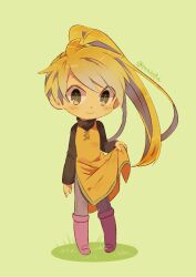  1girl black_eyes black_shirt blonde_hair blush boots chibi chibi_only closed_mouth commentary_request full_body grass green_background grey_pants highres long_hair long_sleeves missing_headwear outdoors pants pokemon pokemon_adventures ponytail purple_boots shirt simple_background slit_pupils smile solo standing tokuura tunic twitter_username yellow_(pokemon) yellow_tunic 