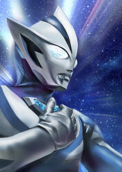  1boy absurdres alien blue_eyes blue_skin color_timer colored_skin commentary compound_eyes dorsal_fin from_below giant giant_male glowing glowing_eyes gradient_eyes hand_on_own_chest highres light_rays looking_ahead male_focus multicolored_eyes multicolored_skin no_pupils pectorals pointy_ears silver_skin sky solo star_(sky) starry_sky starry_sky_background thomas_chan tokusatsu toned toned_male two-tone_eyes two-tone_skin ultra_series ultraman_teo ultraman_teo_(series) upper_body white_eyes wrinkled_skin 