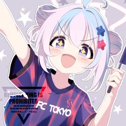  +_+ 1girl :d ahoge blue_archive blue_hair blush commentary_request double_bun fc_tokyo flag furisuku_(gerbera) gradient_halo grey_background hair_bun hair_ornament hairclip halo hands_up highres holding holding_flag j._league looking_at_viewer multicolored_hair multicolored_halo official_alternate_costume open_mouth outline outstretched_hand pink_hair purple_halo purple_shirt reisa_(blue_archive) reisa_(j_league)_(blue_archive) shirt short_hair short_sleeves smile soccer soccer_uniform solo sparkle sportswear star_(symbol) star_hair_ornament star_halo t-shirt two-tone_hair upper_body v-shaped_eyebrows violet_eyes watermark white_outline 
