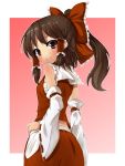  bare_shoulders bow brown_eyes brown_hair detached_sleeves from_behind hair_bow hair_tubes hakurei_reimu hand_on_hip japanese_clothes looking_at_viewer looking_back mamedenkyuu_(berun) miko ponytail sarashi short_hair simple_background smile solo touhou 