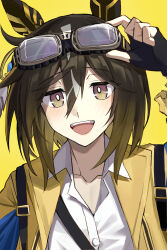  1girl absurdres animal_ears black_gloves black_hair blush brown_eyes brown_hair coat collarbone commentary ear_covers fingerless_gloves franz2543 gloves goggles goggles_on_head hair_between_eyes highres horse_ears horse_girl long_hair looking_at_viewer multicolored_hair open_mouth shirt simple_background smile solo stay_gold_(sunlit_outsider)_(umamusume) stay_gold_(umamusume) teeth umamusume untranslatable_commentary upper_teeth_only white_hair white_shirt yellow_coat 