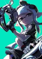  1girl black_shirt blue_hair bow_hairband closed_mouth dual_wielding glint green_background hairband highres holding holding_weapon inkling inkling_girl inkling_player_character light_smile long_hair pointy_ears print_shirt shirt shorts simple_background solo splatoon_(series) splatoon_3 t-shirt tentacle_hair tetra_dualies_(splatoon) weapon yomeniwan 