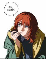  1girl black_shirt blue_eyes commentary_request green_jacket highres holding hood hoodie jacket jean_grey jewelry korean_commentary korean_text margherita1827 marvel multiple_rings red_hair ring shirt simple_background solo speech_bubble spider-man:_brand_new_day spider-man_(series) walkie-talkie white_background yellow_hoodie 
