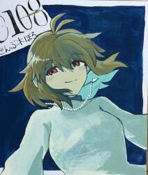  1girl antenna_hair arcueid_brunestud blonde_hair blue_background blush breasts colored_inner_hair floating_hair green_hair highres jewelry light_smile looking_at_viewer multicolored_hair necklace red_eyes short_hair sidelocks single_hair_intake smile solo sweater tsukihime tsukihime_(remake) turtleneck turtleneck_sweater two-tone_hair upper_body white_sweater yarakasitenaita 