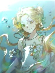 1girl bare_shoulders blonde_hair closed_mouth commentary_request daffodil double_bun dress flower hair_bun hair_flower hair_ornament highres korean_commentary looking_at_viewer low_twintails mikkang narcissus_(reverse:1999) reverse:1999 smile solo twintails underwater upper_body white_dress white_flower yellow_eyes 
