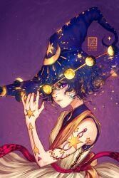  1girl agott_arklaum_(tongari_boushi_no_atelier) arm_tattoo arrow_(symbol) belt bodysuit closed_mouth crescent curly_hair from_side gradient_background hand_on_headwear hat highres looking_at_viewer moon official_alternate_costume purple_background purple_hair purple_hat ribbon robe short_hair sleeveless tattoo tongari_boushi_no_atelier twitter_username upper_body violet_eyes witch_hat yuumei zipper 