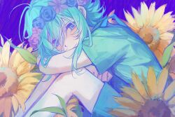  1boy basil_(headspace)_(omori) basil_(omori) blue_overalls blush closed_mouth commentary flower flower_wreath green_eyes green_hair green_shirt hair_between_eyes head_wreath highres knees_up looking_at_viewer male_focus omori overall_shorts overalls shirt short_hair sidelocks sitting smile solo sunflower t-shirt tansuan_(tansaninryou) untranslatable_commentary 