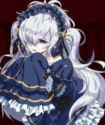  1girl bare_shoulders black_horns black_ribbon blue_dress blue_hairband bow commentary_request dress dress_bow extra_horns frilled_dress frilled_hairband frilled_sleeves frills goat_horns gothic_lolita hair_over_one_eye hair_ribbon hairband highres horns layered_sleeves lolita_fashion lolita_hairband long_hair long_sleeves looking_at_viewer mahou_shoujo_no_majo_saiban natsume_an-an off-shoulder_dress off_shoulder one_eye_covered polka_dot polka_dot_bow red_background ribbon sleeve_bow sleeves_past_fingers sleeves_past_wrists solo spoilers tamaguu_(lanev0) upper_body violet_eyes white_hair wide_sleeves witch_(manosaba) 