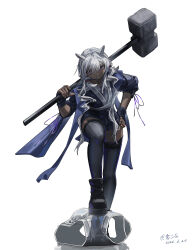  1girl absurdres alternate_costume arknights armor black_gloves black_thighhighs breastplate camel_ears camel_girl dark-skinned_female dark_skin dated fingerless_gloves full_body gloves hammer hand_on_own_hip highres holding holding_weapon long_hair looking_at_viewer simple_background smile solo standing thigh-highs thighs tuye_(arknights) unworn_armor violet_eyes war_hammer weapon white_background white_hair yima_(power222222) 