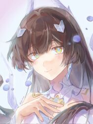  1girl bare_shoulders bright_pupils brown_hair collar colored_inner_hair commentary earrings female_dreamseeker_(honkai_impact) hair_ornament hand_on_own_chest highres honkai_(series) honkai_impact_3rd jewelry leylah_(honkai_impact) light_blush light_smile long_hair looking_at_viewer multicolored_eyes multicolored_hair official_alternate_eye_color official_alternate_hair_ornament simple_background streaked_hair untranslatable_commentary yuuz123 