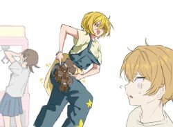  1boy 2girls 3samil1 blonde_hair blue_overalls blue_pants blue_shorts cowboy_shot crane_game denim don_quixote_(project_moon) highres jeans limbus_company multiple_girls overalls pants project_moon shirt short_hair shorts sinclair_(project_moon) sparkle stuffed_animal stuffed_toy teddy_bear white_shirt yellow_eyes 