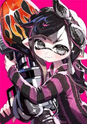  1girl animal_ears black_hair bow_hairband closed_mouth glint grey_eyes hairband highres holding holding_weapon hood hoodie inkling inkling_girl inkling_player_character long_hair pink_background pointy_ears range_blaster_(splatoon) simple_background smile solo splatoon_(series) striped_clothes striped_hoodie tentacle_hair weapon yomeniwan 