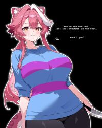  1girl :d animal_ears black_background blue_shirt breasts center-flap_bangs commentary double-parted_bangs english_commentary english_text extra_ears grin highres holding holding_knife hololive hololive_english knife large_breasts long_hair looking_at_viewer low_ponytail multicolored_hair o-rindou5100 panther_ears panther_girl panther_tail pink_hair ponytail raora_panthera shirt short_sleeves sidelocks simple_background single_hair_streak smile solo streaked_hair tail two-tone_hair very_long_hair virtual_youtuber white_streaks yellow_eyes 