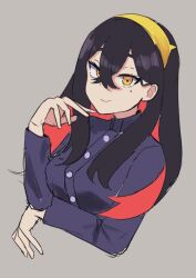  1girl black_hair blue_jacket breasts carmine_(pokemon) closed_mouth colored_inner_hair commentary_request cropped_torso crossed_bangs grey_background hair_between_eyes hairband jacket long_hair long_sleeves looking_at_viewer medium_breasts mole mole_under_eye multicolored_hair pokemon pokemon_scarlet_and_violet red_hair smile solo two-tone_hair upper_body yellow_eyes yellow_hairband yoshiya_(yoshiya_pkmn) 