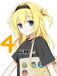  1girl badge bag black_hairband black_shirt blonde_hair blue_eyes blush bra-ban! button_badge character_print chibi chibi_inset chitose_sana closed_mouth clothes_writing commentary_request company_connection countdown_illustration double_bun eyelashes eyes_visible_through_hair hair_between_eyes hair_bun hair_intakes hair_over_shoulder hairband harumi_ena highres limelight_lemonade_jam long_hair looking_at_viewer muririn nabari_anju nakanoshima_tae official_artist_extra outline shirt short_sleeves sidelocks simple_background smile solo split_mouth t-shirt tenshinranman two_side_up unohana_no_sakuyahime upper_body white_background white_outline yuzusoft 