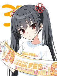  1girl :< black_hair blunt_bangs blunt_ends blush character_print closed_mouth clothes_writing commentary countdown_illustration dated eyelashes hair_over_shoulder hair_ribbon harumi_ena highres holding holding_sign light_frown limelight_lemonade_jam long_hair looking_at_viewer masamune_shizuru muririn musical_note musical_note_print nabari_anju noble_works official_artist_extra outline red_eyes red_ribbon ribbon shirt short_sleeves sidelocks sign simple_background solo straight_hair t-shirt twintails untranslatable_commentary upper_body v-shaped_eyebrows very_long_hair white_background white_outline white_shirt yuzusoft 