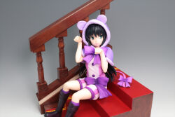  1girl 3d alice's_adventures_in_wonderland animal_ear_hood bare_arms black_boots black_hair blue_eyes boots bow cheshire_cat_(alice_in_wonderland) cheshire_cat_(alice_in_wonderland)_(cosplay) commentary cosplay english_commentary figure_(medium) foot_out_of_frame grey_background hands_up hood hood_up keyshot_(medium) kizaki_aoi knee_boots long_hair on_stairs paw_pose photo_(medium) pink_tail purple_bow saten_ruiko sitting solo tail tail_bow tail_ornament toaru_kagaku_no_railgun toaru_majutsu_no_index tongue tongue_out zbrush_(medium) 