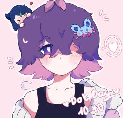  &gt;_&lt; 2girls black_tank_top blue_hair blush character_hair_ornament chibi colored_inner_hair commentary dated dot_(pokemon) frown hair_ornament hair_over_one_eye hairclip heart highres jacket liko_(pokemon) multicolored_hair multiple_girls ni12345670 nidothing off_shoulder pink_background pink_hair pokemon pokemon_(anime) pokemon_horizons purple_hair purple_jacket tank_top two-tone_hair violet_eyes 