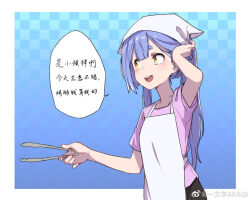  1girl adjusting_hair apron azusa_(vtuber) azusa_official black_pants blue_background blue_hair border checkered_background chinese_text hand_in_own_hair headscarf holding holding_tongs long_hair nijisanji open_mouth outside_border pants pink_shirt shirt solo speech_bubble teeth tongs upper_teeth_only virtual_youtuber virtuareal weibo_6065089165 weibo_logo weibo_username white_border yellow_eyes 