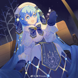  1girl artist_name beret blue_bow blue_hair blue_mittens blue_tabard bow capelet chinese_commentary christmas_lights commentary_request dress fur-trimmed_capelet fur_trim gold_trim hair_bow hair_ornament hat hatsune_miku highres imoko_(imonatsuki) long_hair mittens on_bench open_mouth sitting smile snowflake_print snowflakes solo tabard twintails two-tone_dress vocaloid weibo_logo weibo_watermark white_dress white_hat yuki_miku yuki_miku_(2021) 