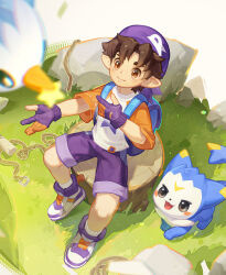  1boy backpack bag blurry boy-roco boy_roco_(roco_kingdom:_world) brown_eyes brown_hair child chinese_commentary closed_mouth commentary_request day dimo_(roco_kingdom:_world) fingerless_gloves gloves grass hat male_focus meadow outdoors pointy_ears pokemon_(creature) purple_gloves purple_shorts rock roco_kingdom roco_kingdom:_world shirt shoes short_hair shorts sitting smile socks tree_stump wanqiang_shilaimu white_shirt xuerong_bird_(roco_kingdom:_world) 