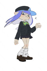  :3 black_cardigan black_skirt black_visor blue_hair blue_visor blunt_bangs bow bowtie cardigan collared_shirt commentary_request coula_cat dot_nose floating_hair green_bow green_bowtie grey_eyes hat highres inkling_girl inkling_player_character kneehighs loafers long_hair long_sleeves looking_at_viewer loose_socks miniskirt pleated_skirt pointy_ears red_bow red_bowtie shirt shoes simple_background skirt socks splatoon_(series) striped_bow striped_bowtie striped_clothes tentacle_hair translation_request two-tone_hat visor_cap waving white_background white_shirt 