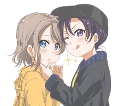  2girls black_hat blue_eyes brown_hair dress hat highres looking_at_viewer love_live! medium_hair multiple_girls purple_hair rippe simple_background star_(symbol) tongue tongue_out violet_eyes watanabe_tsuki watanabe_you wavy_hair white_background yellow_dress 