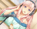  blue_eyes hand_on_headphones headphones heart heart_necklace jewelry long_hair macross macross_frontier microphone microphone_stand multicolored_eyes necklace paper pink_hair sakura_ran sheryl_nome solo 