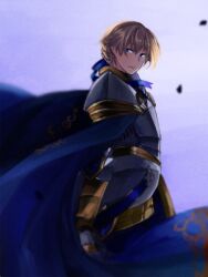  1boy armor blonde_hair blue_cape blue_eyes breastplate cape closed_mouth cowboy_shot expressionless gauntlets looking_at_viewer looking_to_the_side male_focus pauldrons purple_background ragnarok_online royal_guard_(ragnarok_online) short_hair shoulder_armor solo wane_(ruki) 