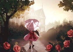  1girl back_bow bat_wings black_shoes black_wings bow bush commentary_request dise_(psychoro) facing_away flower from_behind grey_sky highres mansion outdoors pink_shirt pink_skirt pink_umbrella red_bow red_flower red_rose remilia_scarlet rose scarlet_devil_mansion shirt shoes skirt sky socks solo touhou tree umbrella white_socks wide_shot wings 