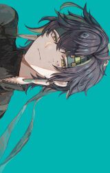  1boy absurdres ahoge black_hair black_shirt blood blood_on_face closed_mouth crossed_bangs earrings genshin_impact green_background green_headband green_ribbon hair_between_eyes hair_ribbon harness headband highres jewelry kinich_(genshin_impact) koumimi looking_at_viewer male_focus multicolored_hair parted_bangs ribbon shirt short_hair short_sleeves simple_background solo streaked_hair tattoo upper_body yellow_eyes zipper zipper_pull_tab 