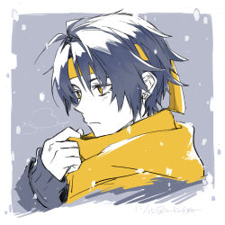  1boy alternate_costume asaba_harumasa black_hair border breath closed_mouth coat commentary_request dated ear_piercing earrings grey_background grey_coat headband highres jewelry light_blush looking_ahead male_focus narai_kurozu outdoors parted_bangs piercing portrait scarf short_hair snowing solo twitter_username white_border yellow_eyes yellow_headband yellow_scarf zenless_zone_zero 