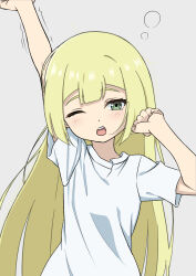  1girl ;o alternate_costume arm_up bakenokawa blonde_hair commentary_request eyelashes green_eyes grey_background hand_up highres light_blush lillie_(pokemon) long_hair one_eye_closed open_mouth pokemon pokemon_sm shirt short_sleeves simple_background sleepy solo squeans t-shirt teeth upper_body upper_teeth_only white_shirt 