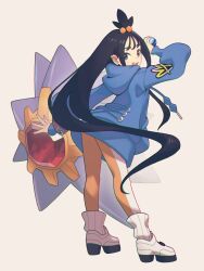  1girl :d ankle_boots black_hair blue_hoodie boots bracelet brown_eyes cube_hair_ornament dive_ball from_behind full_body hair_ornament highres holding holding_poke_ball hood hood_down hoodie jewelry leaning_forward leggings lida_(pokemon) long_hair long_sleeves looking_at_viewer looking_back mega_ring open_mouth poke_ball pokemon pokemon_legends:_z-a simple_background smile solo standing starmie teeth topknot topple33 upper_teeth_only very_long_hair white_background white_boots 